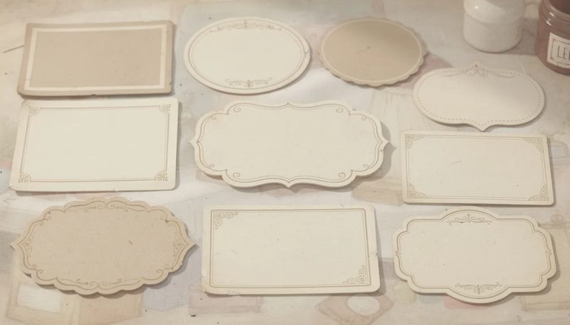 Etiketten in verschiedenen Formen und Größen, wie runde und rechteckige Etiketten.