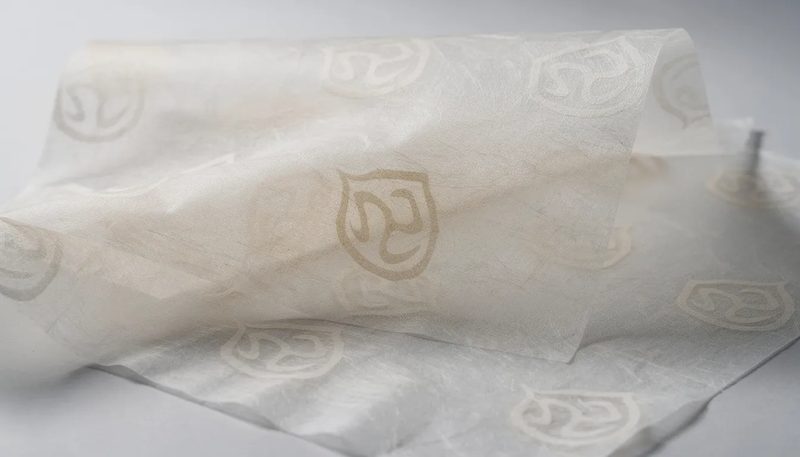 Bedrucktes Seidenpapier mit einem Logo, das zur Markenidentität beiträgt.