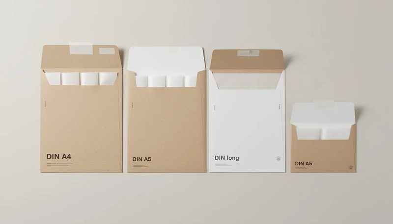 Versandtaschen in verschiedenen DIN-Formaten, bereit für den Versand von Dokumenten.